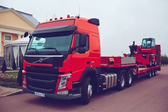 Тягач с низкорамным полуприцепом 35 тонн